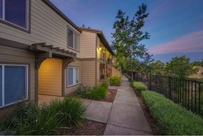 Folsom apartment for rent - Vintage Willow Creek exterior path