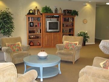 Santa Rosa apartment for rent - A living room with a blue coffee table and two chairs.