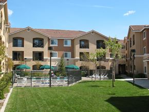 Santa Rosa apartment for rent - Vintage Zinfandel courtyard