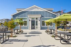 Marina apartment for rent - Exterior of the clubhouse with picnic tables