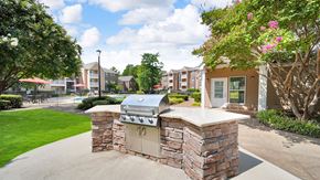 Memphis townhouse for rent - A BBQ grill at The Local Apartments, Tennessee, 38115