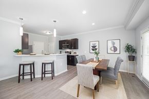 Powell townhouse for rent - a dining room and kitchen with a table and chairs