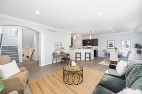 Powell townhouse for rent - a living room with a couch and a table