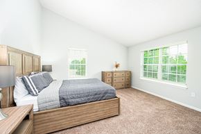 Powell townhouse for rent - a bedroom with a bed and two windows