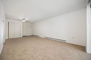 Newark apartment for rent - A room with a carpet floor and a ceiling fan.