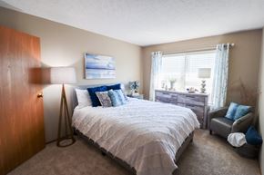Galloway townhouse for rent - a bedroom with a bed and a dresser and a window