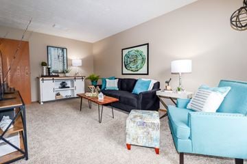 Reynoldsburg townhouse for rent - a living room with blue furniture and beige carpeting