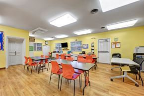 Arlington townhouse for rent - A room with tables and chairs and a white ceiling.