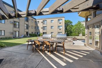 The edge of uptown apartments | patio