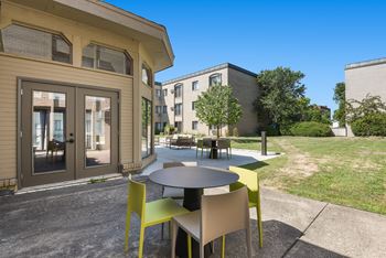 The edge of uptown apartments | patio