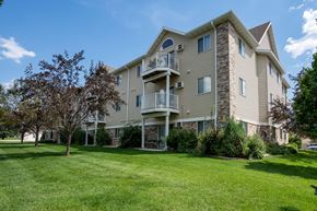 Bismarck apartment for rent - A large apartment building with a balcony on the second floor.