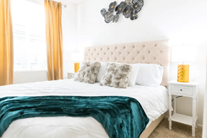 Ontario apartment for rent - a bedroom with a large bed and a green blanket