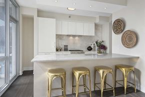 Chicago apartment for rent - Kitchen with counter chairs
