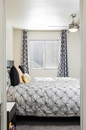 Las Vegas apartment for rent - a bedroom with a bed and a window