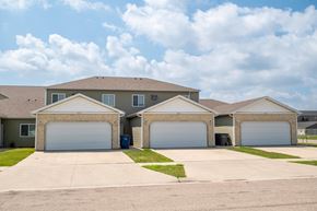 Moorhead townhouse for rent - Garages at Courtyard Townhomes, Moorhead, MN