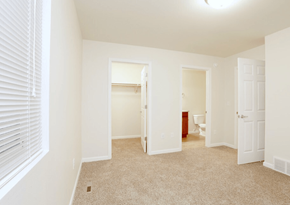 Dilworth townhouse for rent - A white room with a carpeted floor and a window with blinds.