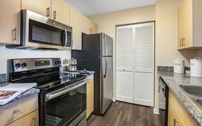 Jacksonville apartment for rent - Oak 2x2 996 kitchen
