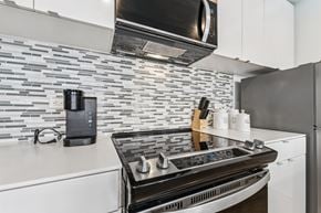 Cleveland apartment for rent - Kitchen with mosaic tile backsplash and gas range at Lofts at 629 Apartments, Cleveland, OH