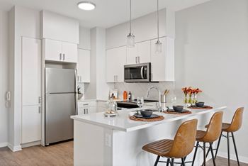 Fully equipped eat-in kitchen