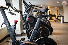 Chicago apartment for rent - A row of stationary bikes are lined up in a gym at Kingsbury Plaza, Chicago, IL, 60654