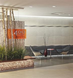 Chicago condo for rent - A fitness center with a sign that says 400 East.