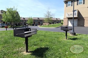 Piney Flats townhouse for rent - Two personal grills in a grassy area for outdoor gathering.