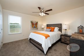 Kodak townhouse for rent - A bedroom with a queen size bed, carpet, and a ceiling fan.