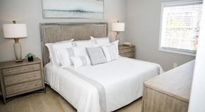 Bradenton apartment for rent - a bedroom with a large bed and two lamps