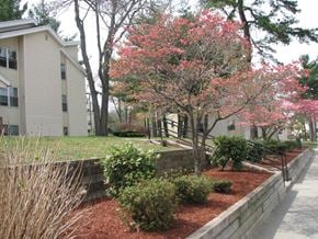 Leominster apartment for rent - beautifully landscaped grounds