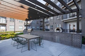 Cincinnati apartment for rent - Vantage at Anderson Towne Center