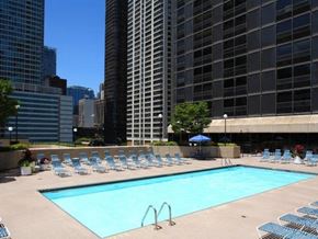 Chicago apartment for rent - a swimming pool in the middle of a city