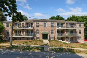 Des Moines apartment for rent - an apartment building with stairs and a green door