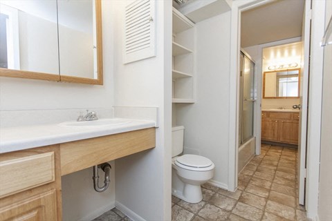 Floor plan for 2 beds, 1 bath, 1050 sqft