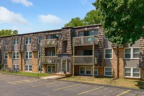 Des Moines apartment for rent - an exterior view of an apartment building with balconies