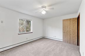 Davenport apartment for rent - an empty bedroom with a ceiling fan and a window
