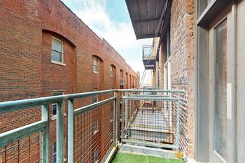 Balcony / deck / patio / porch