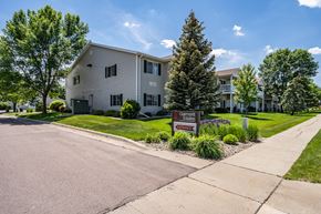 Sioux Falls apartment for rent - A sign in front of a building that says "Oakwood Estates".