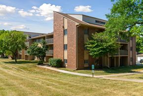 West Des Moines apartment for rent - our apartments at the district feature a spacious courtyard and green grass
