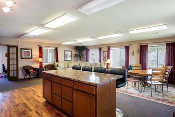 Davenport apartment for rent - a living room with a kitchen and a couch and a table