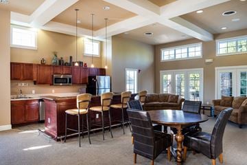 Davenport apartment for rent - a living room with a table and chairs and a kitchen