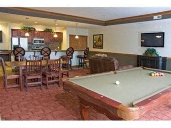Reservable clubroom with full kitchen (free)