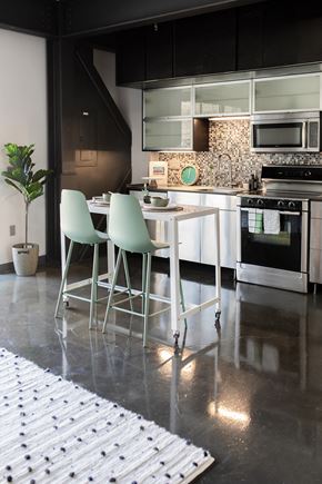 Sacramento apartment for rent - a kitchen with a white table and three green chairs