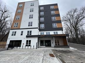 St. Paul apartment for rent - the parkway apartment building in the city