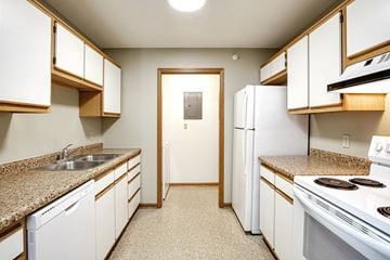 Fremont apartment for rent - Deerfield Apartments & Chateaus