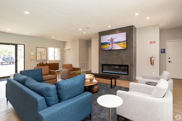 Gretna apartment for rent - the preserve at ballantyne commons community living room with couches and chairs