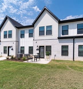 Rogers townhouse for rent - Exterior with large patio at Shadowbrooke Village in Rogers, AR