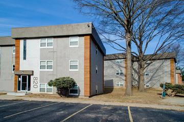 Lee's Summit apartment for rent - Apartment building number 820 is located in a parking lot.