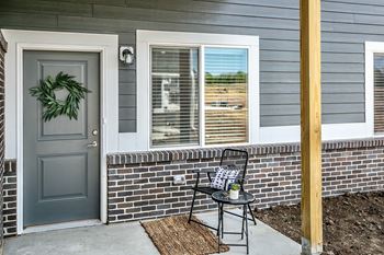 Private driveway/entry*