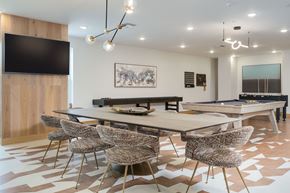 Brighton apartment for rent - A modern dining room with a large table and chairs.