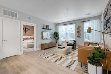 Brighton apartment for rent - A living room with a brown sofa and a rug.